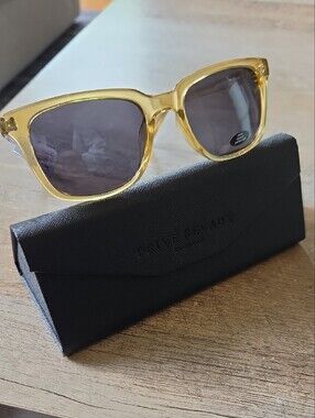 Privé Revaux Sunglasses "The Dean" in Honey Crystal color w/case & accessories